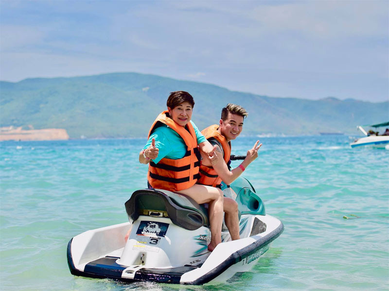 Trên trang cá nhân, bà Liên Phạm đăng khá nhiều ảnh thân mật với Đàm Vĩnh Hưng, tuy nhiên cả hai giữ im lặng dù vài năm trước đã có tin đồn hai người đã đăng ký kết hôn với nhau.