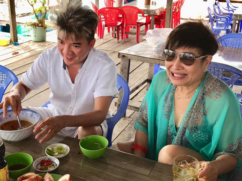 Khoanh khac dinh nhu sam cua Dam Vinh Hung va vo hon 17 tuoi