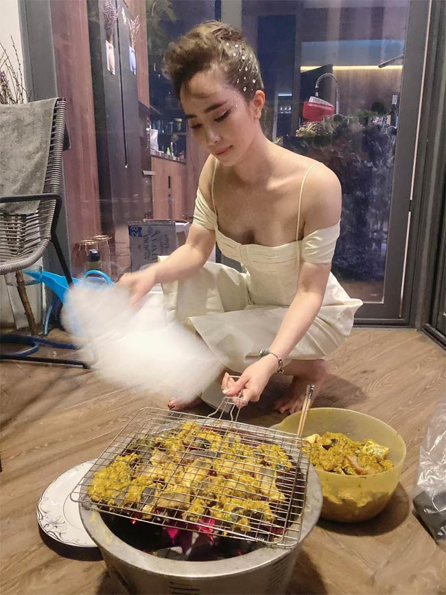 Ngồi nướng chả, Quỳnh Nga cũng quyến rũ bởi chiếc váy trễ nải khoe gần hết khuôn ngực của cô.