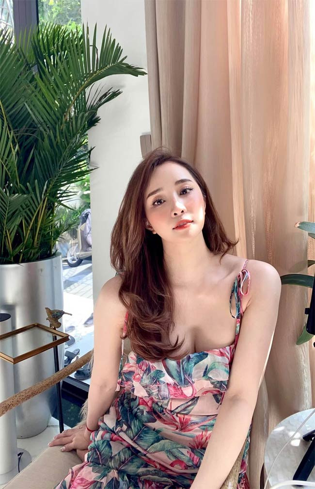 Nâng cấp vòng 1 thêm 15cm, người đẹp sinh năm 1988 tự tin diện các kiểu váy áo khoe ngực.