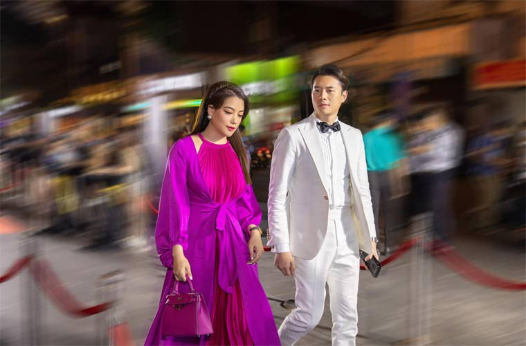 Về phía nữ diễn viên “Hương Ga” cô cũng úp mở mối quan hệ với nam diễn viên kém tuổi và rằng luôn khao khát tìm một mái ấm nhưng chỉ công bố khi mọi thứ "chắc như đinh đóng cột".