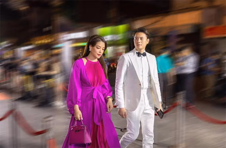 Về phía nữ diễn viên “Hương Ga” cô cũng úp mở mối quan hệ với nam diễn viên kém tuổi và rằng luôn khao khát tìm một mái ấm nhưng chỉ công bố khi mọi thứ "chắc như đinh đóng cột".