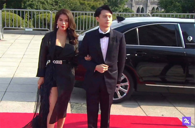 Trương Ngọc Ánh và nam diễn viên “Sống chung với mẹ chồng” lần đầu tay trong tay xuất hiện tại một lễ trao giải ở Seoul, Hàn Quốc năm 2019.