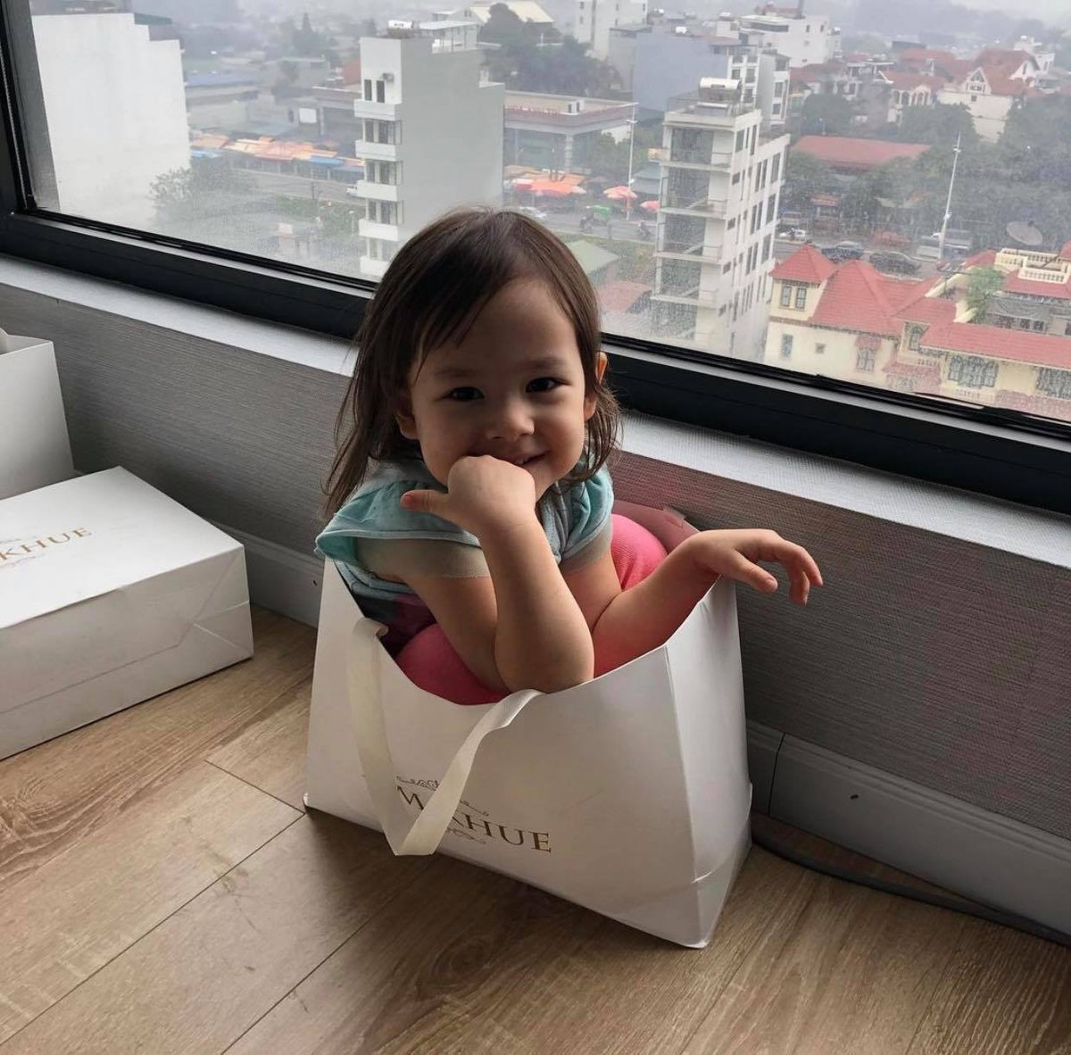 Lina còn mê màu sắc và vẽ lúc 18 tháng tuổi, mê piano lúc 20 tháng tuổi. Thói quen tìm đến sách truyện của bé cũng là cả một quá trình em được mẹ đọc truyện cho nghe mỗi ngày.