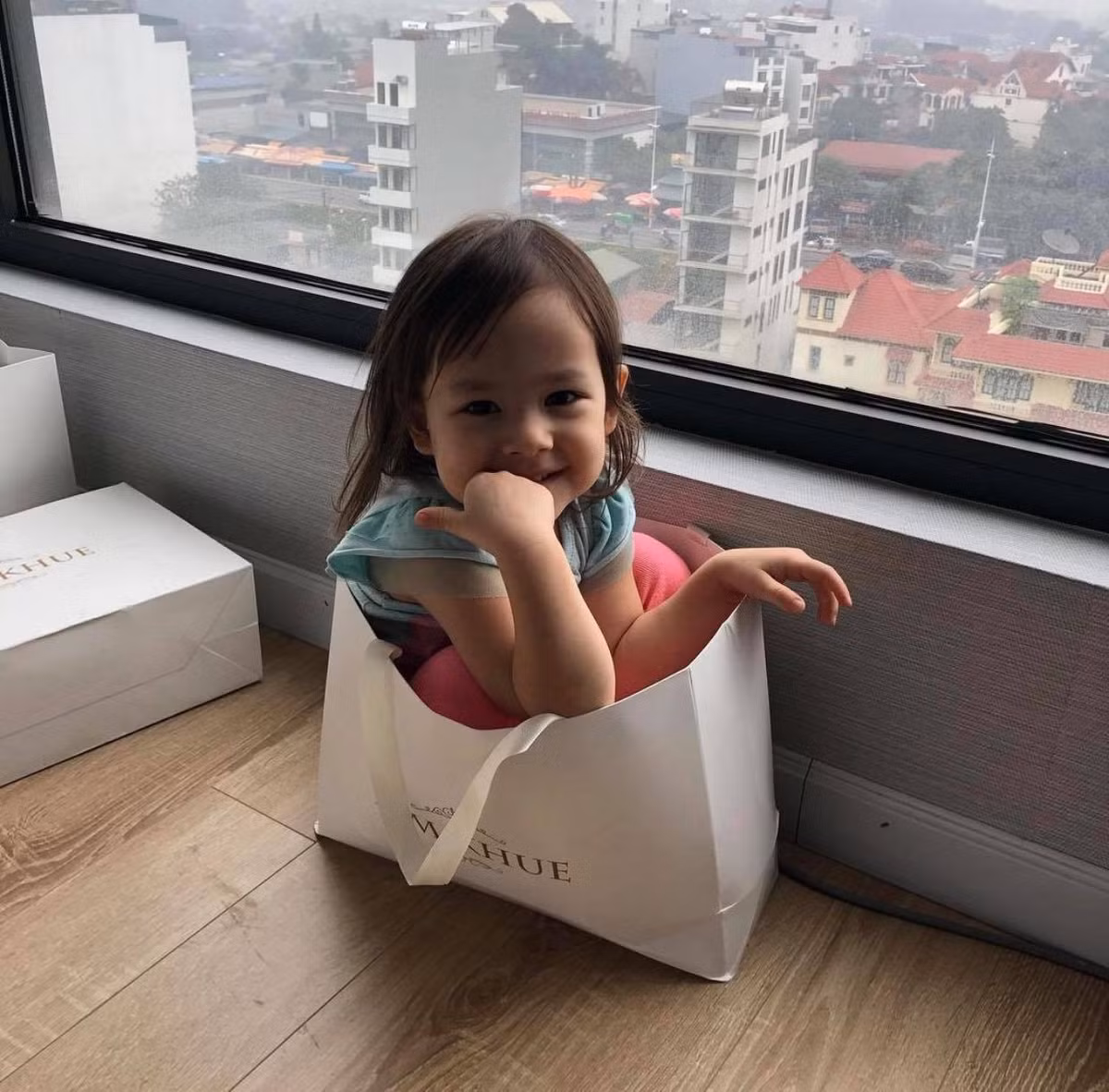 Lina còn mê màu sắc và vẽ lúc 18 tháng tuổi, mê piano lúc 20 tháng tuổi. Thói quen tìm đến sách truyện của bé cũng là cả một quá trình em được mẹ đọc truyện cho nghe mỗi ngày.