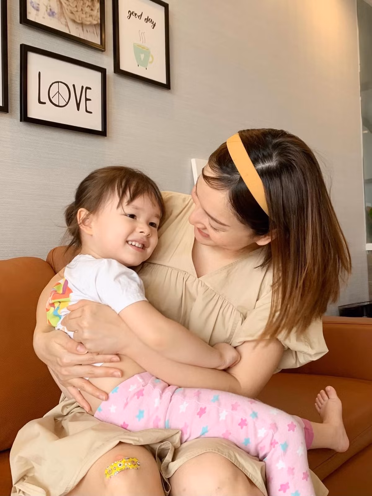 Mới gần 3 tuổi nhưng con gái lai Tây của Lan Phương đã sở hữu vóc dáng cao vượt trội.