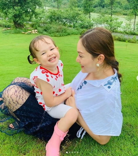 Lina có những biểu cảm siêu đáng yêu. Những khoảnh khắc ấy thường xuyên được mẹ Lan Phương lưu lại và chia sẻ lên trang cá nhân.