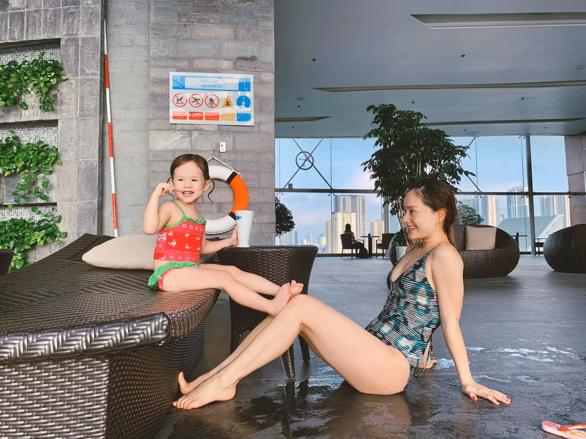 Ngoài thừa hưởng chiều cao từ bố, bé Lina còn được mẹ Lan Phương cho đi bơi thường xuyên, tham gia các hoạt động ngoài trời để phát triển thể chất.