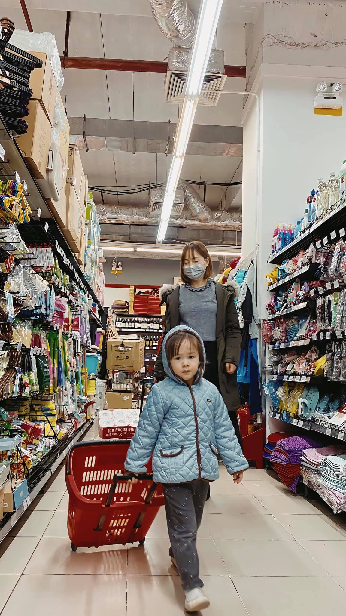 Cô bé 3 tuổi đã biết giúp mẹ khi đi siêu thị.