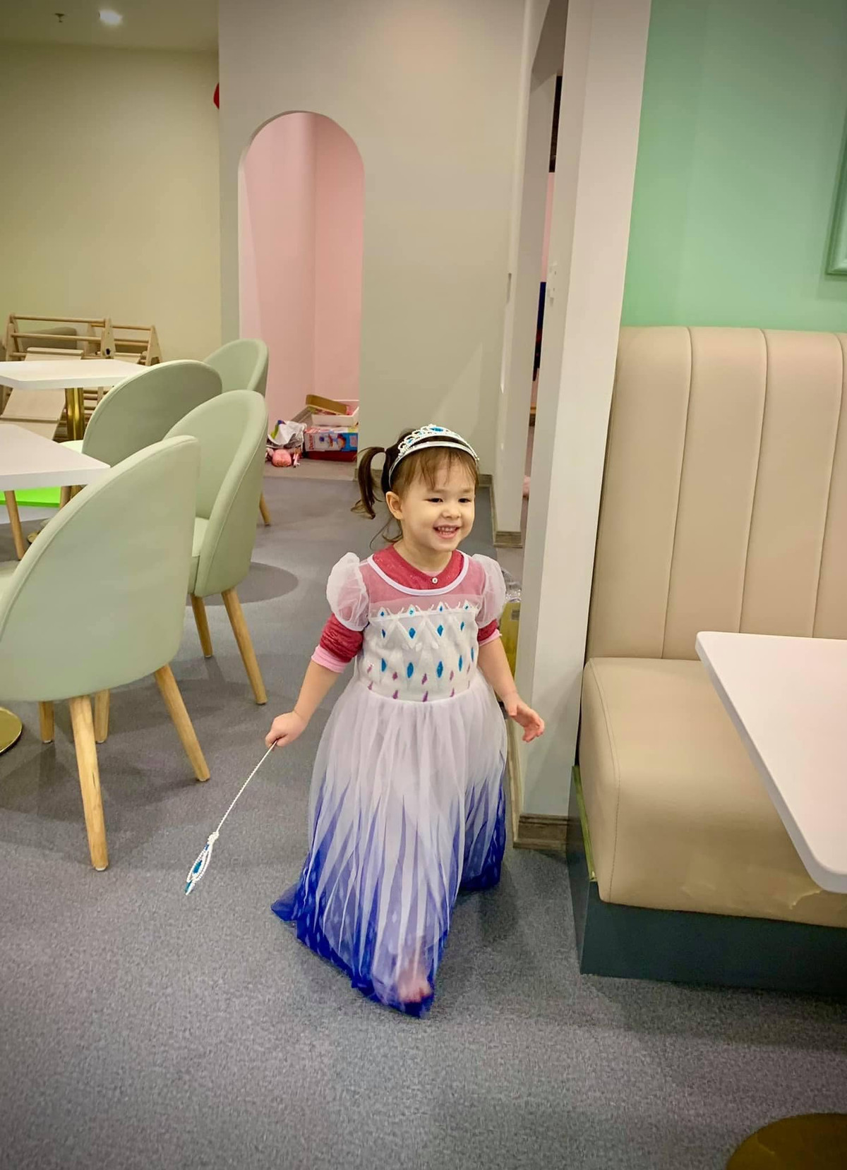 Thừa hưởng chiều cao từ bố và gương mặt đẹp từ mẹ, con gái của Lan Phương và chồng Tây cao 2m càng lớn càng xinh xắn và dễ thương.