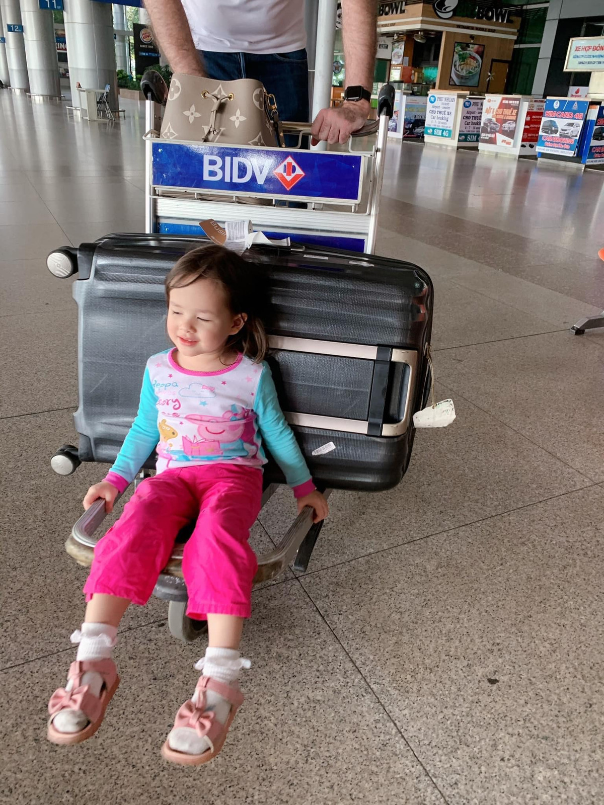 Lina sở hữu nước da trắng bóc, đôi mắt to tròn, gương mặt lai Tây xinh xắn.