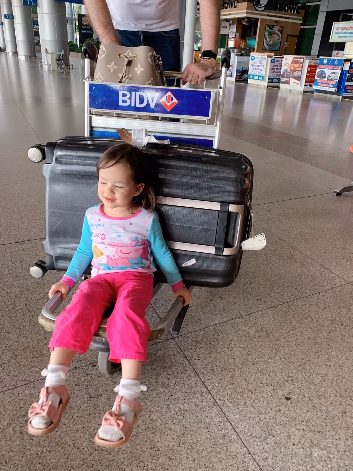 Lina sở hữu nước da trắng bóc, đôi mắt to tròn, gương mặt lai Tây xinh xắn.