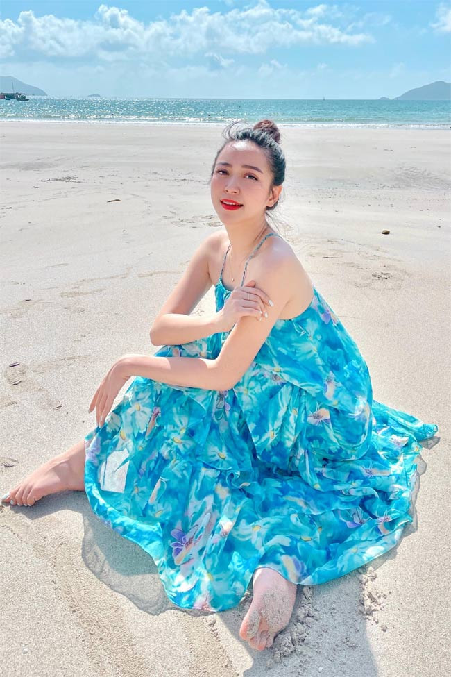 Nữ diễn viên 28 tuổi thích các trang phục váy, áo nữ tính nhưng không kém phần sang chảnh.