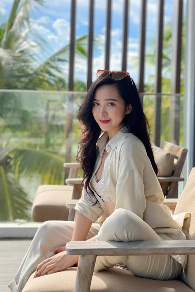 Thần thái của Kim Oanh ngoài đời khác hẳn với những vai diễn của cô trên phim. Cô luôn biết chọn cho mình những trang phục đơn giản nhưng vẫn rất gợi cảm như kết hợp áo sơ mi phanh ngực với áo bra bên trong.