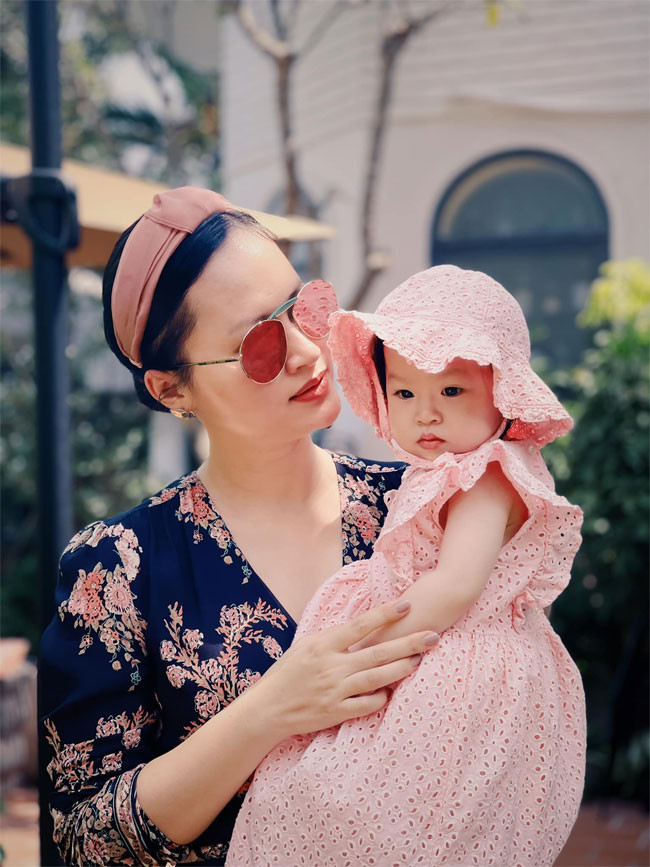 Hai vợ chồng cô mở trường mẫu giáo tư thục, trường dạy múa, studio hoa tươi, nhà hàng để kinh doanh.