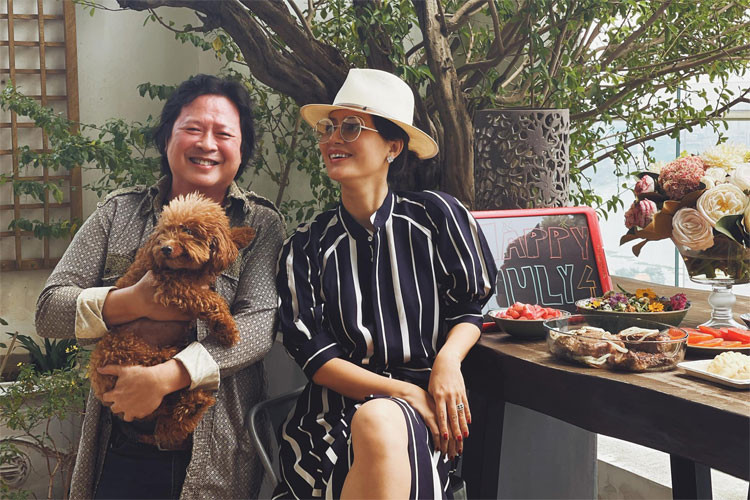 Chồng nữ diễn viên "Chuyện của Pao" là doanh nhân Calvin Tài Lâm, tổng giám đốc một công ty chuyên sản xuất màn sáo, cửa chớp, thiết kế nội thất.