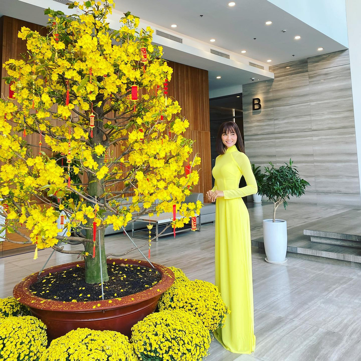 Thuộc tạng người dễ tăng cân nên từ mùng 1 Tết, nàng Hậu đã tranh thủ mặc áo dài trước rồi nhập tiệc đón "bé mỡ" về.