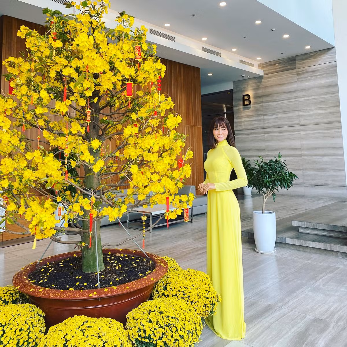 Thuộc tạng người dễ tăng cân nên từ mùng 1 Tết, nàng Hậu đã tranh thủ mặc áo dài trước rồi nhập tiệc đón "bé mỡ" về.