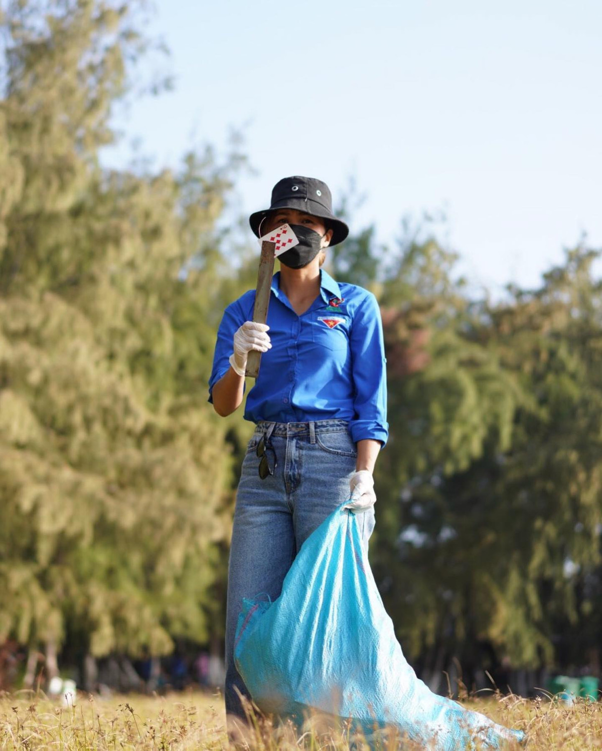 Hoa hậu H'hen Niê khởi động ngày mới nhiều năng lượng thật tích cực sau những ngày nghỉ Tết. Cô và các chiến sĩ, các em học sinh cùng huyện đoàn thanh niên đảo Phú Quý đã tham gia buổi nhặt rác, vệ sinh bãi biển đầy thú vị và ý nghĩa…