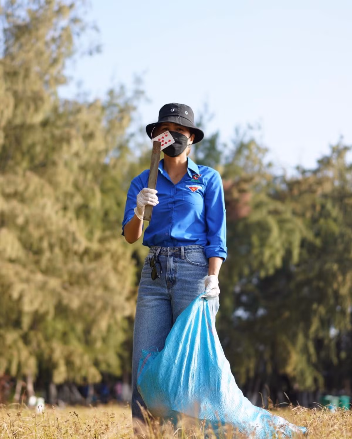 Hoa hậu H'hen Niê khởi động ngày mới nhiều năng lượng thật tích cực sau những ngày nghỉ Tết. Cô và các chiến sĩ, các em học sinh cùng huyện đoàn thanh niên đảo Phú Quý đã tham gia buổi nhặt rác, vệ sinh bãi biển đầy thú vị và ý nghĩa…