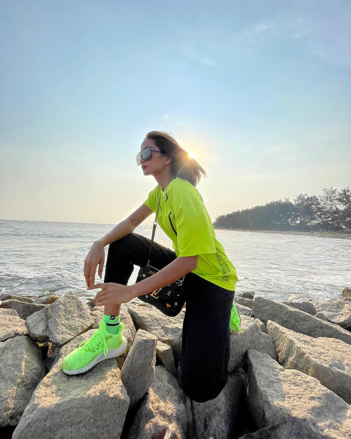 Nàng hậu chuộng mốt kín đáo, trẻ trung và năng động sau khi đón thêm "bé mỡ".