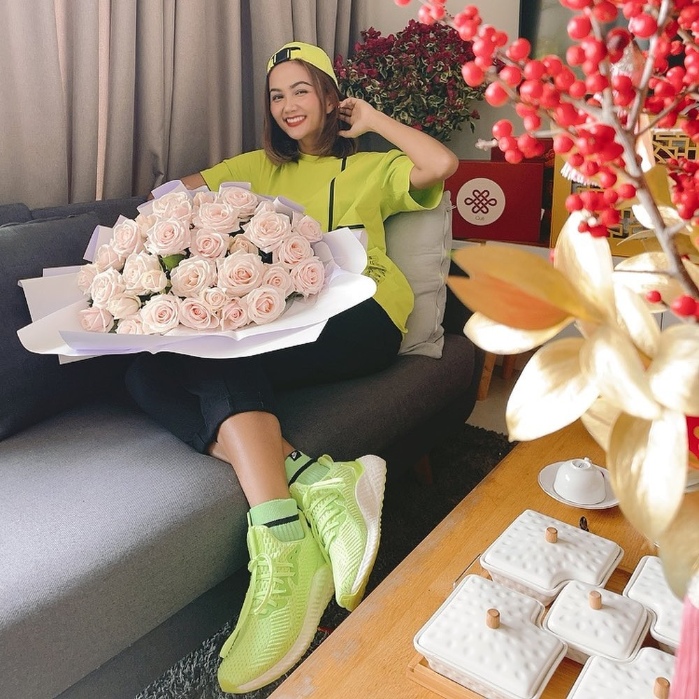 H'hen Niê trẻ trung và tươi rói trong ngày Lễ tình nhân.