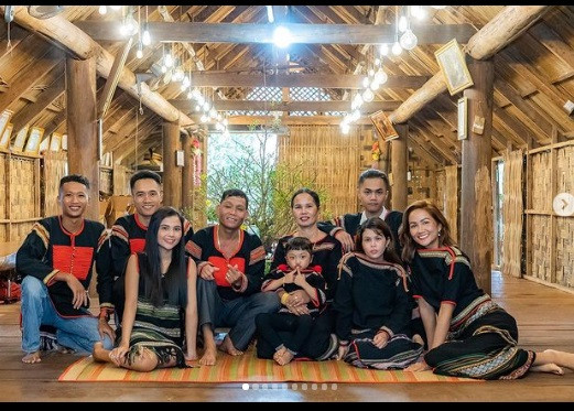  Hoa hậu H'hen Niê đã trở lại với công việc sau quãng thời gian nghỉ ngơi ăn uống thả ga ngày Tết bên gia đình ở quê nhà Đắk Lắk.