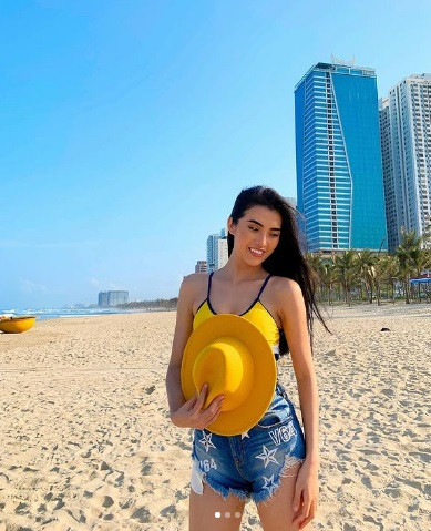 Hậu chia tay, Cổ Ngân đăng ký thi Hoa hậu Hoàn Vũ VN kèm dòng chia sẻ: "Tôi quyết định tham gia cuộc thi này vì tôi vô tình nghe một câu nói: "Thanh xuân con người chỉ có một. Trôi qua rồi sẽ không lấy lại được". Và tôi không muốn thanh xuân của mình trôi qua lãng phí khi mà mình chưa từng chính thức tham gia cuộc thi nhan sắc nào, trong khi đó từng là đam mê của tôi thời bé. Và bên cạnh đó nhờ sự cổ vũ của tất cả mọi người xung quanh yêu mến tôi và mong muốn tôi sẽ xuất hiện 1 lần trong cuộc thi này. Và vì tất cả những lý do trên tôi quyết định thử sức để mong có thể lan toả thêm sự tự tin cho mọi người xung quanh mình. Không bao giờ là trễ cả! Xin cảm ơn!".