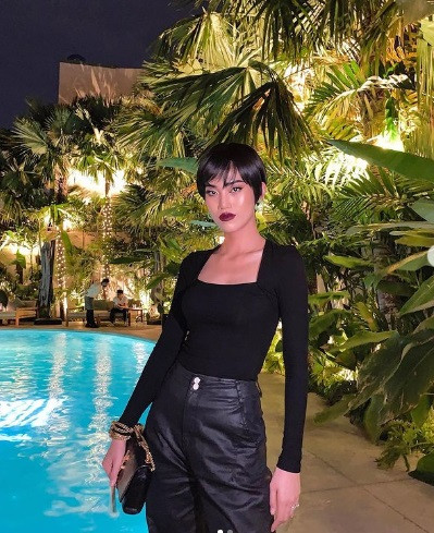 Cổ Ngân chuộng những trang phục bó sát, cut out táo bạo khoe 3 vòng gợi cảm.