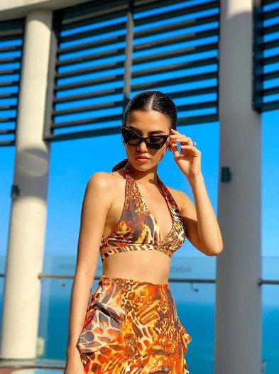 Ngoài sở hữu gương mặt đẹp lạ, Cổ Ngân "gây mê" với body thon gọn và nóng bỏng.