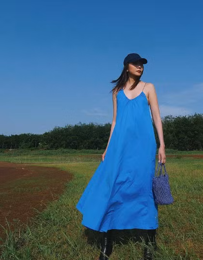 Váy hai dây màu thiên thanh, bốt cao cổ đen, người đẹp 38 tuổi luôn biến những thứ đơn giản thành quyến rũ nhất.