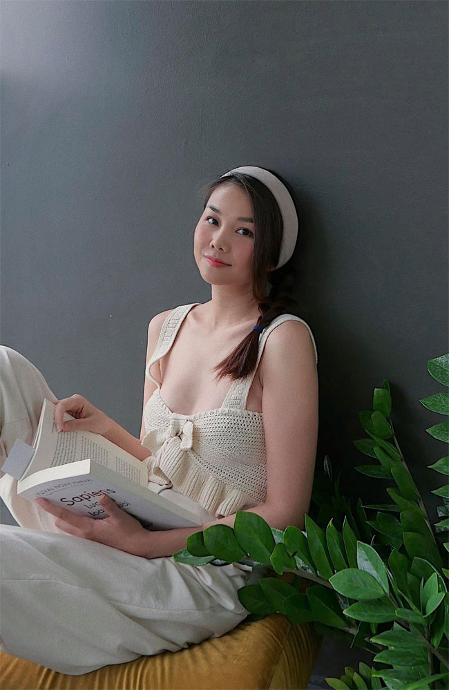 Áo len crop top hai dây trễ nải kết hợp với quần trắng ống suông, thêm chiếc băng đô cài tóc, outfit đơn giản nhưng mang lại hiệu ứng hình ảnh rất tốt cho Thanh Hằng.