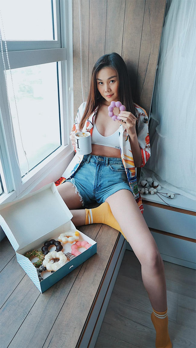 Quần short jeans kết hợp với áo khoác đầy màu sắc, phanh ngực để lộ bra, siêu mẫu Thanh Hằng lại biến hoá thành một cô nàng cá tính nhưng rất ngọt ngào.