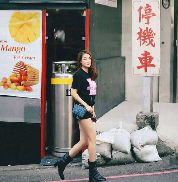 Ngoài đời thường, Trương Ngọc Ánh thường chọn cho mình những trang phục trẻ trung và khoe được điểm mạnh cơ thể.