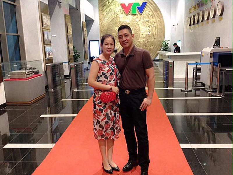 Dễ nhận thấy, đi đâu, nam diễn viên cũng đưa vợ đi cùng.