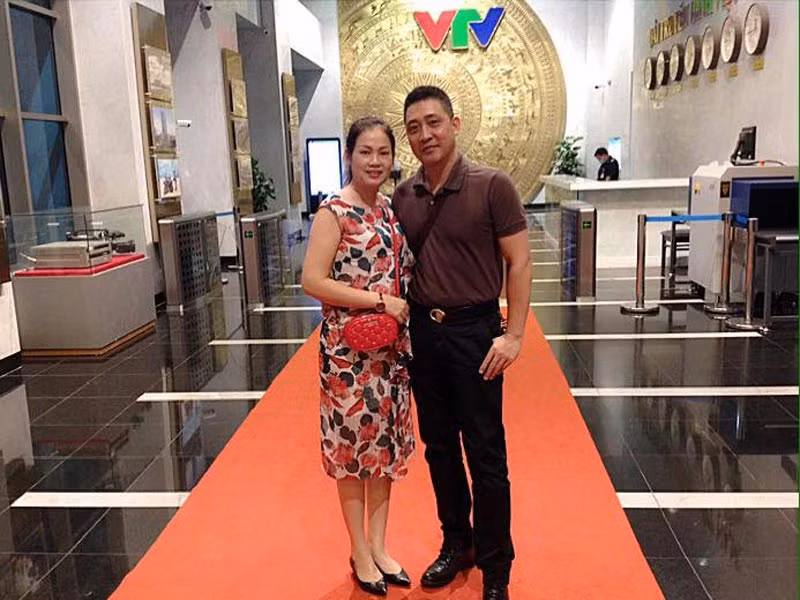 Dễ nhận thấy, đi đâu, nam diễn viên cũng đưa vợ đi cùng.