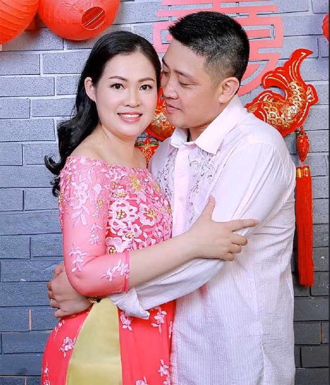 Hồ Phong thường khoe ảnh tình cảm với vợ trên trang cá nhân.