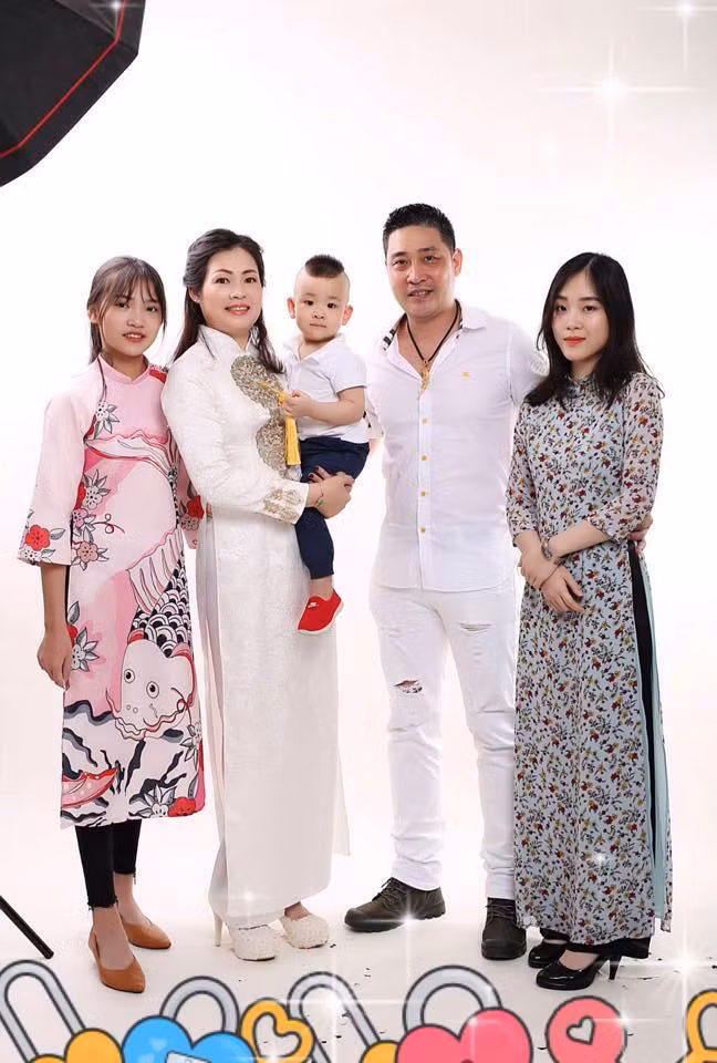 Ngoài đời, Hồ Phong có một vợ và ba con, hai gái, 1 trai.