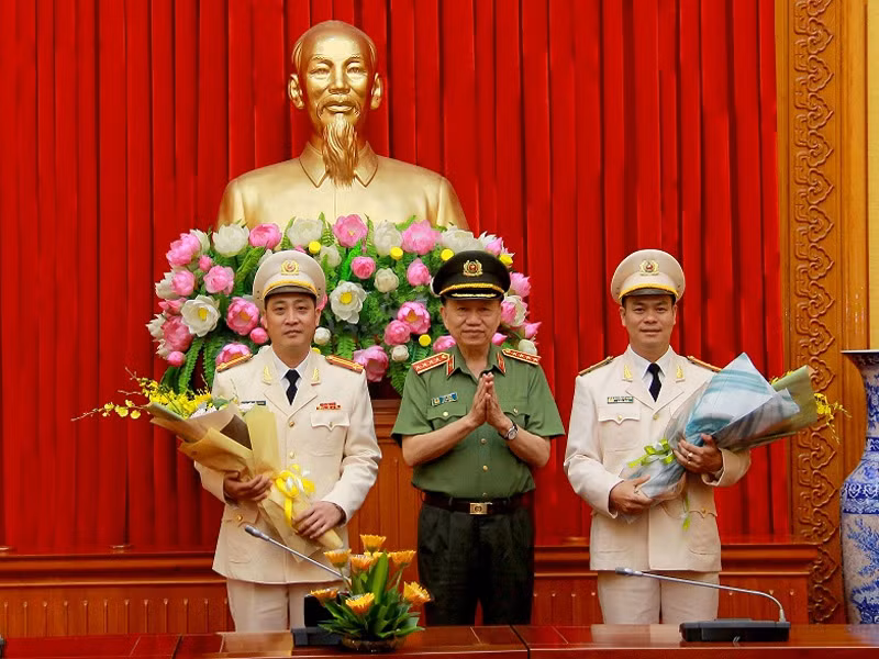 Hồ Phong hiện mang hàm trung tá và đã đạt được danh hiệu nghệ sĩ ưu tú vào năm 2019.
