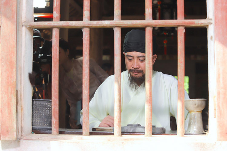 Anh là một trong những diễn viên đóng được nhiều thể loại vai không chỉ trên sân khấu mà cả trên truyền hình. Trong ảnh là Hồ Phong đóng vai cụ Nguyễn Nghiễm (cha đại thi hào Nguyễn Du) trong bộ phim tài liệu nghệ thuật "Đại thi hào Nguyễn Du".