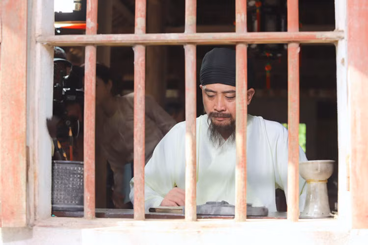 Anh là một trong những diễn viên đóng được nhiều thể loại vai không chỉ trên sân khấu mà cả trên truyền hình. Trong ảnh là Hồ Phong đóng vai cụ Nguyễn Nghiễm (cha đại thi hào Nguyễn Du) trong bộ phim tài liệu nghệ thuật "Đại thi hào Nguyễn Du".