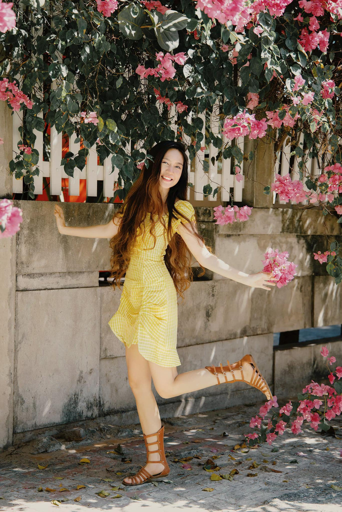 Dù đã trải qua 4 lần sinh nở nhưng cựu hot girl sinh năm 1985 vẫn sở hữu nhan sắc trẻ trung, xinh đẹp, vóc dáng mảnh mai, vòng hai thon gọn khiến ai cũng ghen tỵ.