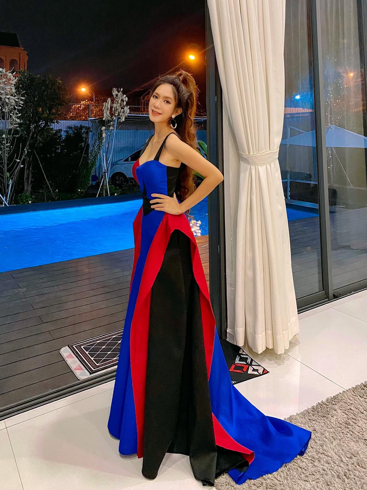 Bí quyết giữ gìn vóc dáng của bà mẹ đông con nhất Vbiz là dù bận rộn đến mấy nhưng vẫn dành thời gian chăm sóc cho bản thân.