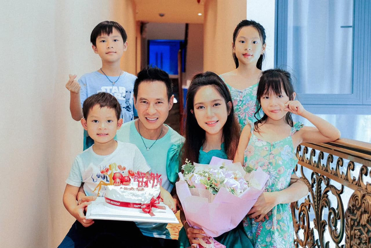 Không chỉ luôn ủng hộ, thậm chí không ngại chi tiền để ông xã làm phim, vợ Lý Hải còn khéo vun vén gia đình và chăm 4 con thông minh ngoan ngoãn.