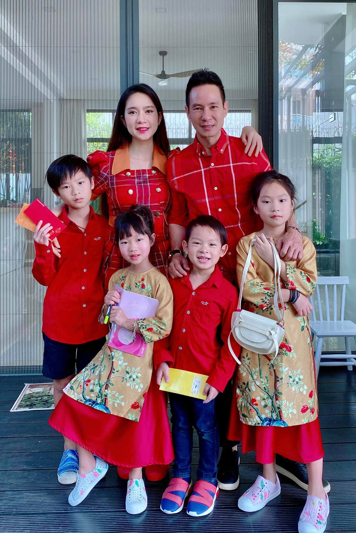 Sự nghiệp thành công, cuộc sống hôn nhân viên mãn của cặp vợ chồng đông con nhất nhì Vbiz khiến nhiều người ngưỡng mộ và ghen tỵ.