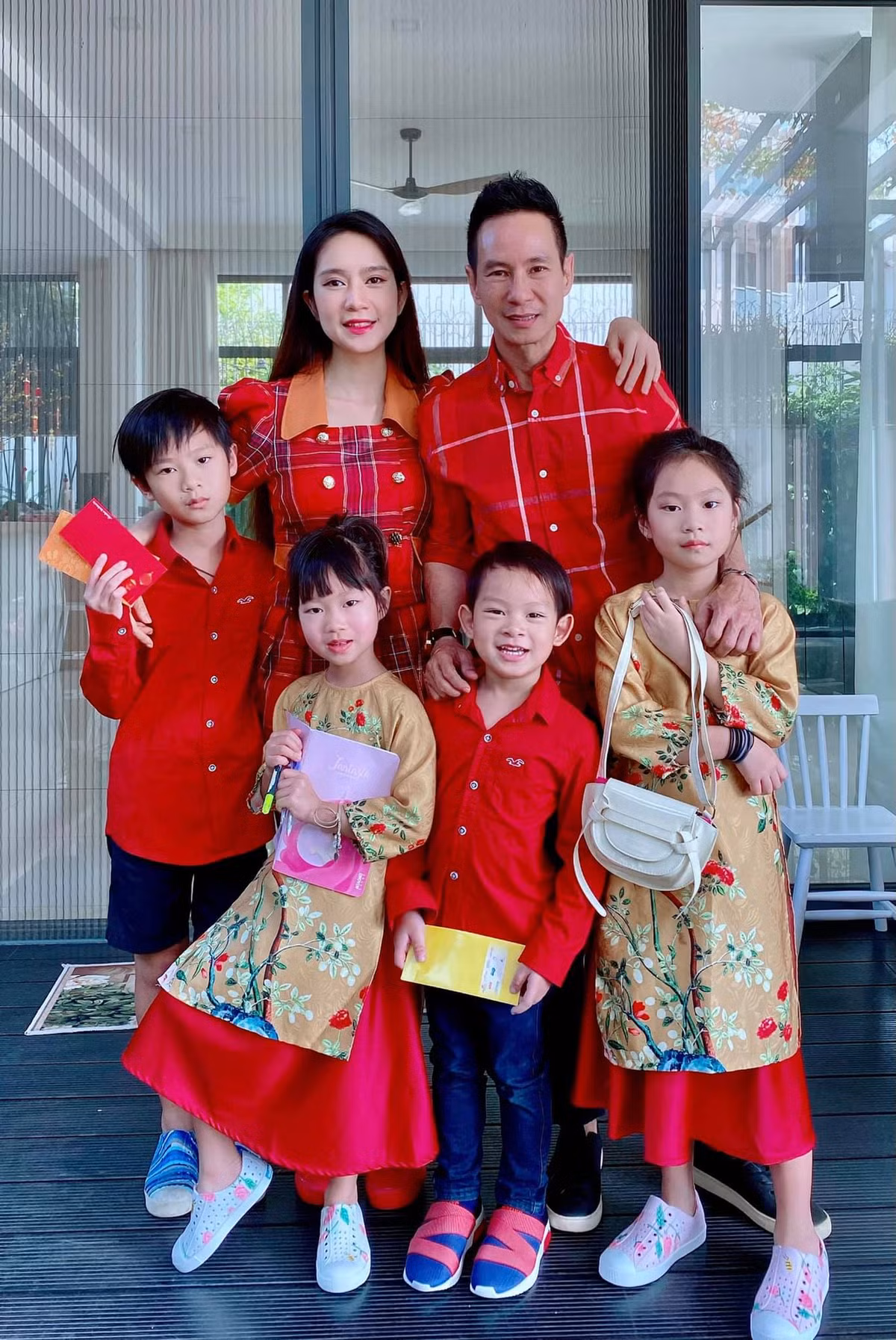 Sự nghiệp thành công, cuộc sống hôn nhân viên mãn của cặp vợ chồng đông con nhất nhì Vbiz khiến nhiều người ngưỡng mộ và ghen tỵ.