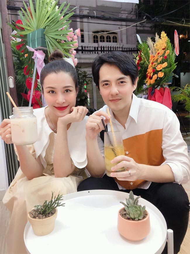 Khi có thời gian rảnh, Ông Cao Thắng dành toàn bộ thời gian cho vợ và em bé trong bụng. Anh đưa vợ đi ăn những món vợ thích, đi dạo...