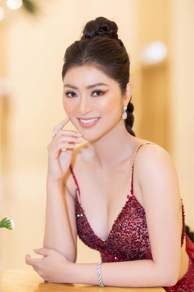 Việc đột ngột thay đổi phong cách từ kín đáo sang sexy, có người cho rằng Thanh Trúc làm vậy để "săn" đại gia.