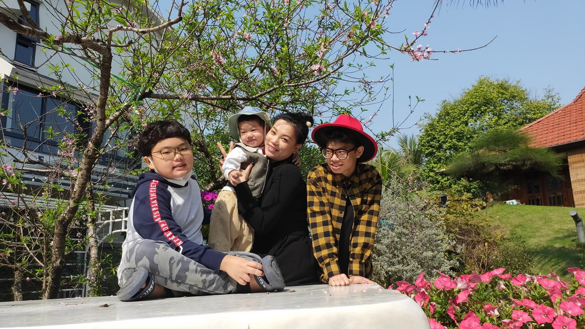 Bà xã sinh cho Xuân Bắc 3 quý tử thông minh và dễ thương sau 15 năm cặp đôi chung sống.