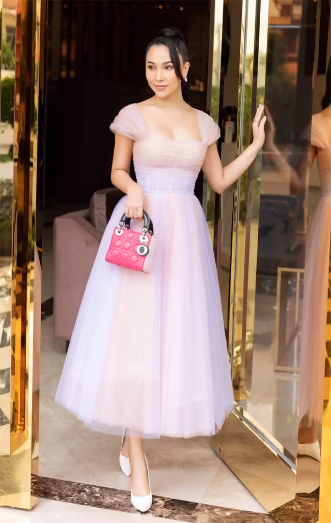 Ngoài những trang phục hở táo bạo, thỉnh thoảng Quỳnh Thư cũng chọn mặc những chiếc váy công chúa thướt tha như thế này. Tuy nhiên, dù là trang phục nào thì yếu tố sexy cô vẫn đặt lên hàng đầu.